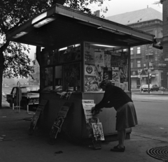 Magyarország, Budapest VII., az Erzsébet (Lenin) körút - Dohány utca kereszteződése, a háttérben a Bástya mozi., 1972, Urbán Tamás, újság, újságárus, Magyar Hírlap, Budapest, Fortepan #15907