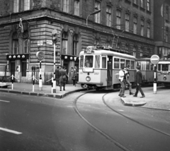 Magyarország, Budapest VIII., Kerepesi út - Festetics György utca sarok., 1972, Urbán Tamás, közlekedés, járókelő, villamos, BKV-szervezet, Budapest, viszonylatszám, Fortepan #15912