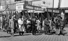 Magyarország, Budapest VII., felvonulók a Rákóczi út 30. számú ház előtt., 1953, Ungvári György, Budapest, vörös csillag, Fortepan #159123