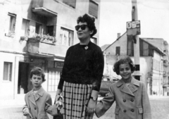 Hungary, Budapest I., Hattyú utca, háttérben az 1-es számú ház a Kapás utca torkolatánál, jobbra a Batthyány utca., 1961, Ungvári György, Budapest, girls, hold hands, mother, Fortepan #159128