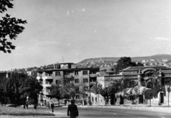 Magyarország, Budapest I., kilátás a Bécsi kapu irányából a Rózsadomb felé. Szemben az Ostrom utca - Szabó Ilonka utca sarkán álló lakóház., 1960, Ungvári György, Budapest, lapostető, Fortepan #159143