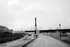 Magyarország, Budapest XI., budai rakpart a Petőfi (Horthy Miklós) híd felé nézve, szemben a Haditengerészeti emlékmű., 1941, Ungvári György, rakpart, Duna, Lágymányos, Budapest, Fortepan #159151