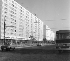 Magyarország, Óbuda, Budapest III., Szentendrei út a Kórház és Raktár utca között., 1972, Urbán Tamás, német gyártmány, magyar gyártmány, építkezés, panelház, Ikarus-márka, Wartburg-márka, Volkswagen-márka, Ikarus 180, kockakő, automobil, rendszám, Wartburg 353, Volkswagen Bogár, felsővezeték, Budapest, autóbusz, Fortepan #15918