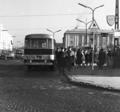 Magyarország, Óbuda, Budapest III., Szentendrei út, Miklós utcai autóbusz-végállomás., 1972, Urbán Tamás, közlekedés, magyar gyártmány, építkezés, utcakép, panelház, Fiat-márka, Ikarus-márka, olasz gyártmány, hirdetőoszlop, buszmegálló, Ikarus 180, kockakő, rendszám, Fiat 850, neon lámpa, Budapest, autóbuszállomás, autóbusz, Fortepan #15919