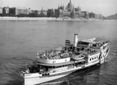 Hungary, Budapest V., a Petőfi oldalkerekes gőzhajó a Dunán, a Bem József téri hajóállomásnál. Háttérben a Parlament., 1966, Erdős Ferenc, Danube, Budapest, architectural heritage, river, steamboat, historicism, Imre Steindl-design, parliament, Neo-Gothic-style, Szent László/Petőfi ship, eclectic architecture, Fortepan #159194