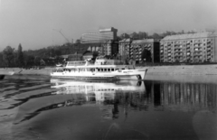 Magyarország, Budapest II., a Rákóczi motoros személyhajó, háttérben az Árpád fejedelem útja házsora, fenn a Rózsadombon a SZOT szálló épülete., 1974, Erdős Ferenc, Budapest, Rákóczi hajó, Fortepan #159213