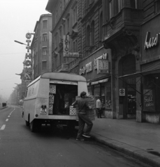 Magyarország, Budapest VII., Rákóczi út, háttérben az Alsó erdősor sarkán az Otthon Áruház., 1972, Urbán Tamás, óra, teherautó, Robur-márka, áruház, rendszám, rakodás, neon felirat, Budapest, Fortepan #15922