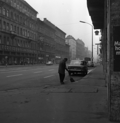 Magyarország, Budapest VIII.,Budapest VII., Rákóczi út a Baross tér felől a Nagykörút felé nézve, jobbra a Szabadság Szálloda., 1972, Urbán Tamás, szovjet gyártmány, utcakép, városkép, taxi, Lada-márka, Wartburg-márka, utcaseprő, automobil, rendszám, VAZ 2101, Budapest, Fortepan #15923