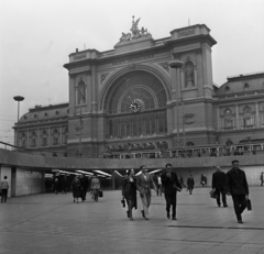 Magyarország, Budapest VIII., Baross tér, aluljáró a Keleti pályaudvar előtt., 1972, Urbán Tamás, vasút, villamos, aluljáró, vasútállomás, eklektikus építészet, Budapest, UFO-lámpa, Rochlitz Gyula-terv, Fortepan #15924