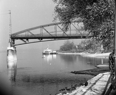 Magyarország, Esztergom, a csonka Mária Valéria híd., 1972, Urbán Tamás, hajó, híd, hídroncs, Duna, Duna-híd, Feketeházy János-terv, Fortepan #15927