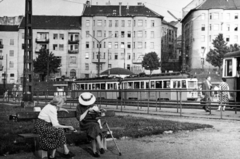 Hungary, Budapest II.,Budapest I., Széll Kálmán (Moszkva) tér, szemben a a Vérmező út házsora., 1960, Ungvári György, tram, bench, old person, Budapest, Fortepan #159273