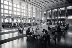 Magyarország, Ferihegyi (ma Liszt Ferenc) repülőtér, Budapest XVIII., várócsarnok., 1960, Lugosi Szilvia, életkép, bőrönd, váróterem, Budapest, Fortepan #159336