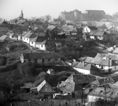 Magyarország, Esztergom, a háttérben balra a szenttamási Fájdalmas Szűz kápolna, jobbra a Vár., 1972, Urbán Tamás, látkép, madártávlat, Fortepan #15939