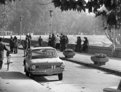 Magyarország, Esztergom, Kis-Duna (Lenin) sétány, szovjet gyártmányú Zaporozsec tipusú személygépkocsi., 1972, Urbán Tamás, szovjet gyártmány, Zaporozsec-márka, automobil, rendszám, tanuló vezető, kerékpár, Fortepan #15942