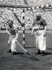 Hungary, Népstadion, Budapest XIV., a Színészek-Újságírók Rangadó (SZÚR) előtt a színészek kiskapus futball-paródiát adtak elő. A "söprögető" Csákányi László, a kapus Szendrő József., 1963, Lugosi Szilvia, Budapest, Fortepan #159447