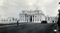 Hungary, Budapest I., Szent György tér, Turul szobor és a Várkert kapuja, szemben a Királyi Palota (később Budavári Palota), jobbra hátul a Hunyadi udvar és az Oroszlános kapu., 1933, Lugosi Szilvia, Budapest, Fortepan #159524