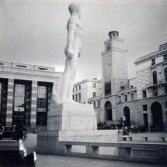 Olaszország, Brescia, Piazza della Vittoria, előtérben az Era fascista ("Bigio") című szobor (Arturo Dazzi, 1932.)., 1935, Lugosi Szilvia, szobor, Fortepan #159540