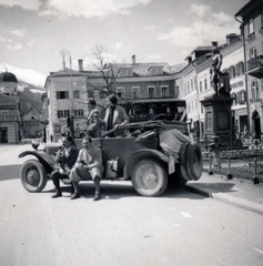 Ausztria, Lienz, Hauptplatz (Kaiser Josef Platz), jobbra II. József császár emlékműve., 1935, Lugosi Szilvia, Tatra-márka, autón ülni, Fortepan #159543