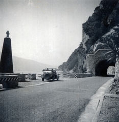 Olaszország, Tremosine sul Garda, Campione del Garda városrész, a Strada Statale 45 (vagy másnéven Gardesana Occidentale) mentén, a Garda-tó partján., 1935, Lugosi Szilvia, alagút, Fortepan #159544