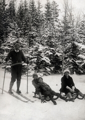 1924, Lugosi Szilvia, family, skiing, sledge, snowy landscape, Fortepan #159589