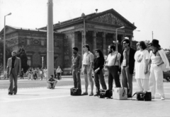 Magyarország, Budapest XIV., Hősök tere, háttérben a Műcsarnok., 1980, Máriás Móni, Budapest, Best of, Fortepan #159606