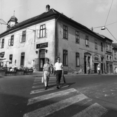 Magyarország, Pécs, Jókai tér, Elefántos ház (az elefánt a ház másik oldalán található)., 1972, Urbán Tamás, járókelő, eszpresszó, gyalogátkelő, Fortepan #15961