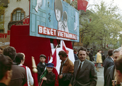 Magyarország, Budapest XIV., Ajtósi Dürer sor, balra a háttérben a Stefánia út 111. számú ház, május 1-i felvonulás., 1971, Anders Gyula, színes, Budapest, pódiumautó, Fortepan #159614