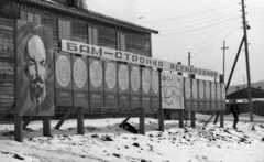 Oroszország, Uszty Ilimszk, a Bajkál-Amúr-vasútvonal ismertetőtáblája., 1977, Urbán Tamás, Szovjetunió, térkép, Lenin-ábrázolás, címer, cirill írás, nemzeti jelkép, kecskeszakáll, Fortepan #15969