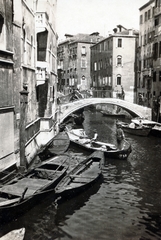 Italy, Venice, Rio del Mondo Novo, a Ponte de la Bande-ról a Ponte del Mondo Novo felé nézve., 1924, Breuer Pál, rowing boat, bridge, lagoon, Fortepan #159858