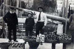 Croatia,Adriatic Sea, Opatija, kikötő., 1924, Breuer Pál, three people, fruit seller, Fortepan #159876