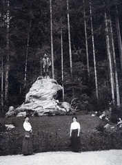 Austria, Bad Ischl, Kaltenbach 35., Ferenc József császár vadászszobra (Georg Leisek, 1910.)., 1911, Breuer Pál, women, sculpture, rock, Fortepan #159910