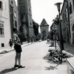 Hungary, Kőszeg, Rajnis utca a Jurisics tér felé nézve. Szemben a Szent Imre-templom és a Hősök kapuja., 1963, Márkus Richárd, street view, sapling, Fortepan #160172