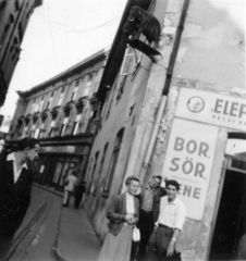 Magyarország, Pécs, Jókai tér az Elefántos ház előtt, balra a Ferencesek utcája (Sallai utca)., 1960, Márkus Richárd, cégér, Fortepan #160182