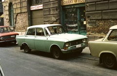 Hungary, Budapest IX., Thaly Kálmán utca - Tűzoltó utca sarok. Moszkvics 412 típusú személygépkocsi., 1985, Kováts Lajos, colorful, sign-board, Soviet brand, Lada-brand, Moskvitch-brand, tobacco shop, automobile, number plate, Budapest, country code sign, Fortepan #16022