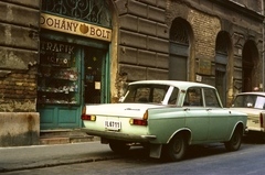 Hungary, Budapest IX., Thaly Kálmán utca - Tűzoltó utca sarok. Moszkvics 412 típusú személygépkocsi., 1985, Kováts Lajos, colorful, sign-board, Soviet brand, Moskvitch-brand, tobacco shop, automobile, number plate, Budapest, country code sign, Fortepan #16023