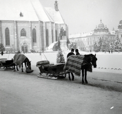 Románia,Erdély, Kolozsvár, Fő tér, Szent Mihály-templom, előtte Hunyadi Mátyás emlékműve., 1942, Fortepan/Album033, Fortepan #160253