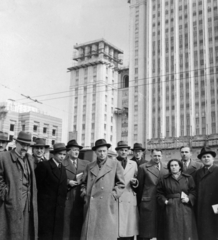 Oroszország, Moszkva, Szmolenszkaja-Szennaja körút, háttérben a még építkezés alatt álló Külügyminisztérium épülete., 1952, Kakuk László, csoportkép, kalap, kabát, középület, küldöttség, magasház, Fortepan #160259