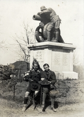 Magyarország, Budakalász, Vasút sor, Sztanko Gyula szobrászművész alkotása, az I. világháború áldozatainak állított emlékmű (1926)., 1931, Kakuk László, emlékmű, Fortepan #160281