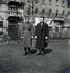 Hungary, Budapest VII., Klauzál tér, háttérben a 16. és a 15. számú ház., 1940, Kakuk László, Budapest, men, hat, coat, uniform, soldier, Fortepan #160300