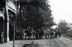 Magyarország, Sopron, Baross út, a lovassági laktanya főkapuja, a Magyar Királyi 3. huszárezred bevonulása., 1929, Boda Balázs, diadalkapu, Fortepan #160327