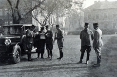 Magyarország, Budapest X., Kerepesi út, a felvétel a Ferenc József lovassági laktanya udvarán készült., 1929, Boda Balázs, Budapest, lovagló pálca, katonaság, beszélgetés, tiszt, automobil, Fortepan #160341