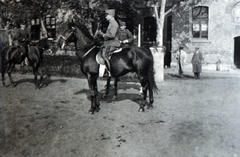 Magyarország, Budapest X., Kerepesi út, a felvétel a Ferenc József lovassági laktanya udvarán készült., 1929, Boda Balázs, Budapest, katona, lovas, Fortepan #160342