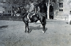 Magyarország, Budapest X., Kerepesi út, a felvétel a Ferenc József lovassági laktanya udvarán készült., 1929, Boda Balázs, Budapest, katona, lovas, Fortepan #160343