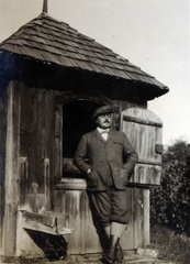 Magyarország,Balaton, Paloznak, Venyige utca, kúria és vincellérház, később a Boda-Ponori Thewrewk nyaraló udvara, faszerkezetű, fazsindelyes kútház., 1929, Boda Balázs, kút, bricsesz, Fortepan #160347