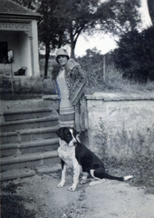 Magyarország,Balaton, Paloznak, Venyige utca, kúria és vincellérház, később Boda-Ponori Thewrewk nyaraló., 1929, Boda Balázs, kutya, tornác, hölgy, retus, bunda, Fortepan #160349