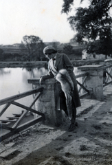 Magyarország, Sopron, Tómalom, a strandfürdő terasza, háttérben a kallómalom épülete., 1930, Boda Balázs, szőrme, melankólia, Fortepan #160366