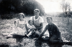 Hungary,Lake Balaton, Paloznak, Venyige utca, kúria és vincellérház, később Boda-Ponori Thewrewk nyaraló., 1933, Boda Balázs, tableau, sitting on the ground, backlight, Fortepan #160396