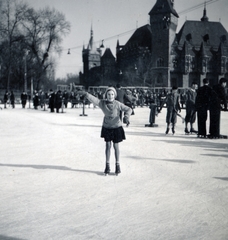 Magyarország, Városliget, Budapest XIV., Műjégpálya, háttérben a Vajdahunyad vára., 1937, Boda Balázs, Budapest, kislány, Fortepan #160426