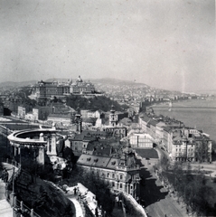 Magyarország, Gellérthegy, Budapest I., kilátás a Királyi Palota (később Budavári Palota) és a Széchenyi Lánchíd felé, előtérben a Szent Gellért emlékmű., 1938, Boda Balázs, látkép, Duna, Budapest, felülnézet, palota, vár, Fortepan #160471