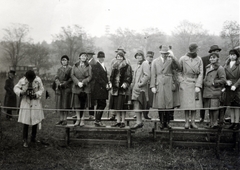 Magyarország, Sopron, Bécsi út, katonai gyakorlótér / levente repülőtér., 1930, Boda Balázs, nők, fotózás, kabát, bunda, padon állni, Fortepan #160540